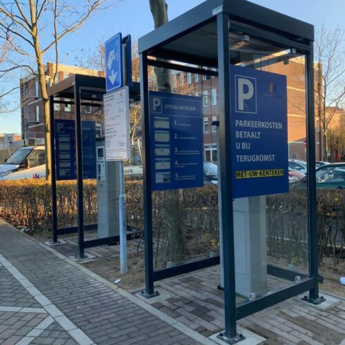 Twee ticketautomaat overkappingen in Kerkrade door SKWshop geleverd en gemonteerd op poeren 30 x 30cm.
